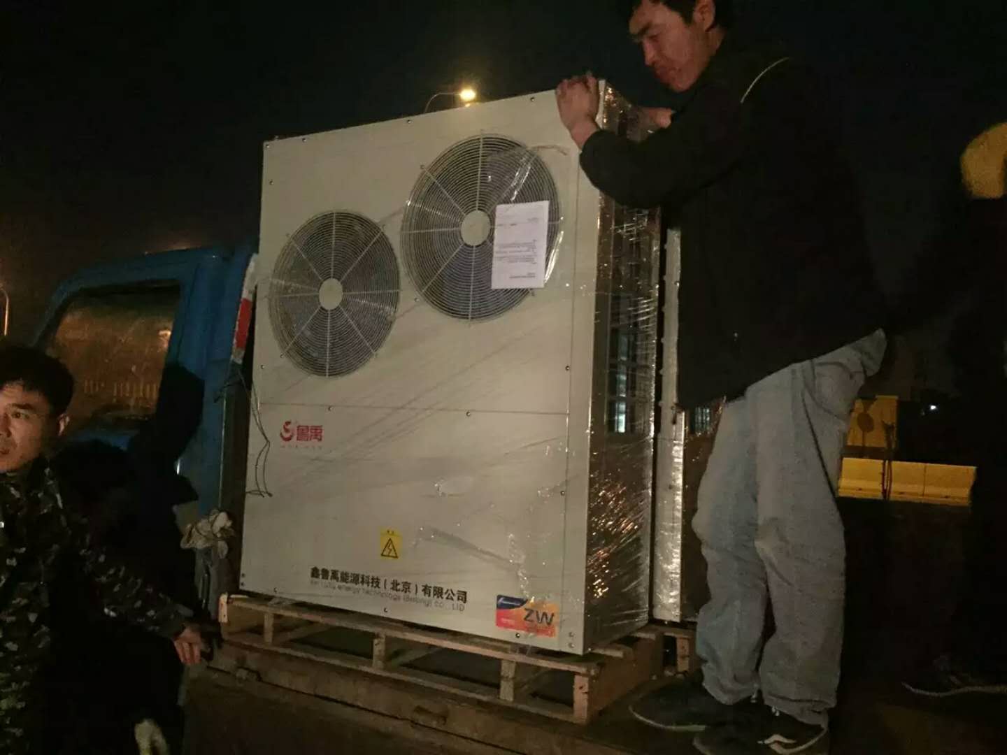 超低溫空氣源熱泵深夜加班