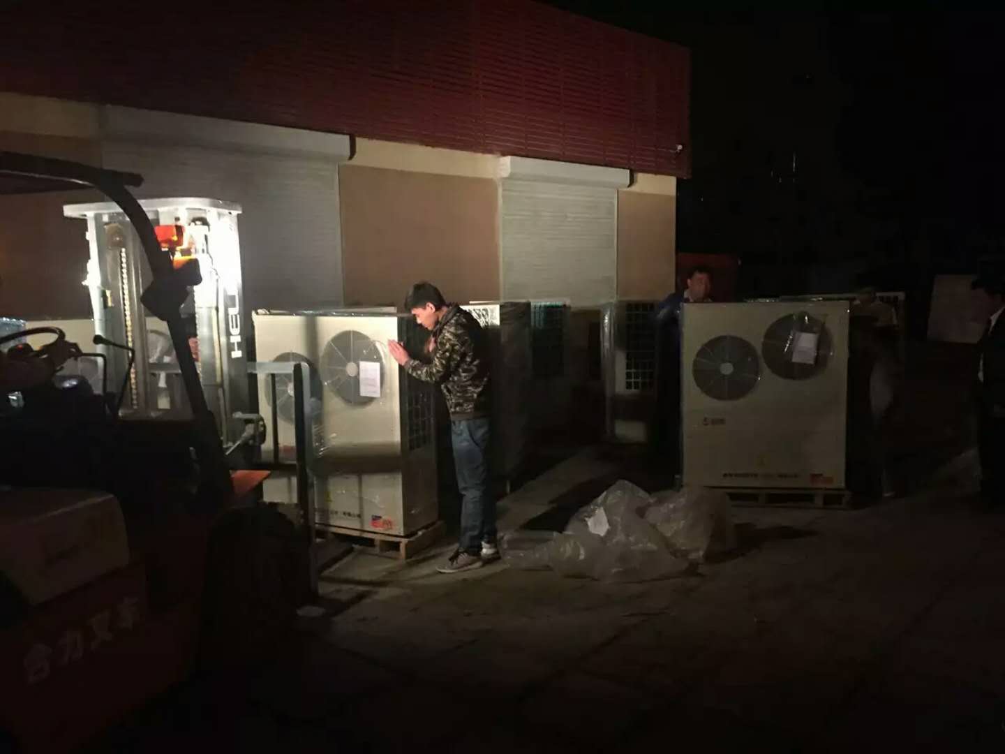 超低溫空氣源熱泵加班