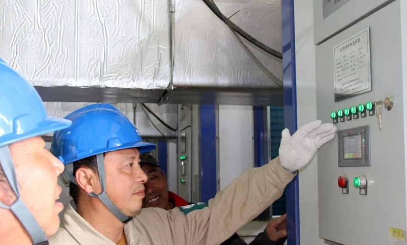 江蘇高郵市供電公司送橋供電所前往送橋鎮(zhèn)張公渡村鼎興糧食烘干企業(yè)，對新投入的“煤改電”空氣源熱泵糧食烘干設(shè)備進行查看，并介紹“電能替代”的好處